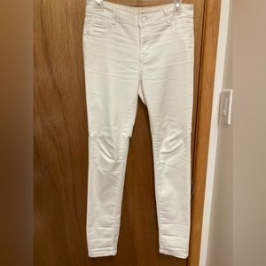 Sleek white jeans with packets